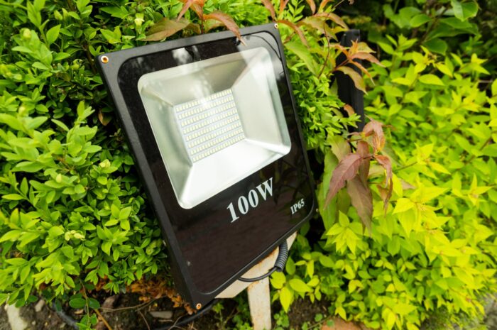 Naświetlacze LED – moc światła, która zmienia noc w dzień