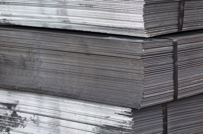 Jak działa kalkulator blach stalowych i dlaczego ułatwia pracę inżynierów oraz wykonawców?