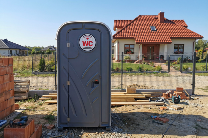 Pierwsza „nieruchomość” na Twojej działce. Dlaczego budowę domu trzeba zacząć od… kabiny przenośnej?